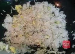 Illustration of how to make green onion and egg fried rice 4