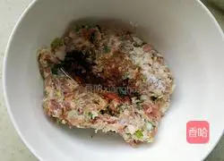 Illustration of how to make wontons stuffed with pork and green onions 3