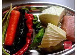 Illustration of how to make fried noodles with cabbage and shredded pork 1