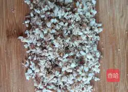 Illustration of how to make mushroom, cabbage and pork dumplings 3