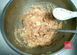 Illustration of how to make celery and fresh meat dumplings 5