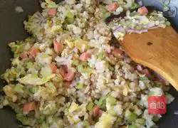  Illustration of how to make fried rice with celery and mixed grains 7