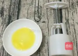 Illustration of how to make lotus seed mud rose cake 11