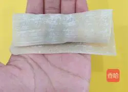 Illustration of how to make leek, egg and meat filling wontons 7