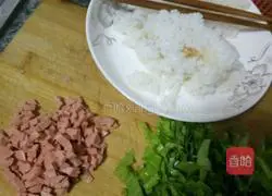 Illustration of how to make ham, lettuce and egg fried rice 1