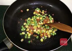 Illustration of how to make krill and three delicacies fried rice 5