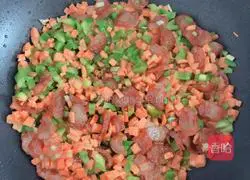 Illustration of how to make sausage and vegetable fried rice 5