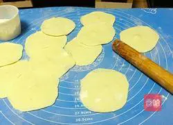 Illustration of how to make leek and zucchini dumplings 9