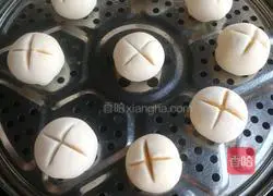 Illustration of how to make pumpkin blossom steamed buns 18