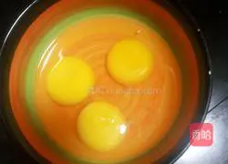 Illustration of how to make sausage and egg fried rice 2