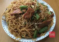 Illustration of how to make fried beans, fried meat and steamed noodles 12