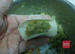 Illustration of how to make celery and meat dumplings 9