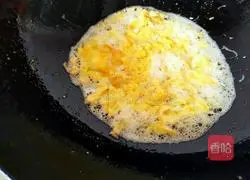 Illustration of how to make carrot and fungus lean meat dumplings 5