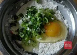 Illustration of how to make scallion, ham and egg pancakes 4