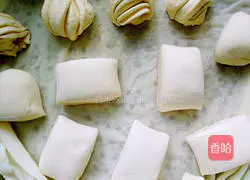 Illustration of how to cut steamed buns with a knife 8