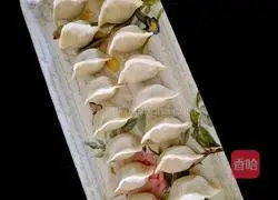 Illustration of how to make pork and green bean dumplings 11