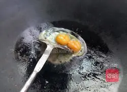 Illustration of how to make fried rice with chopped green onions and eggs 1