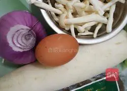 Illustration of how to make white radish and sausage buns 2