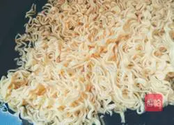  Illustration of how to make fried instant noodles with eggs 2
