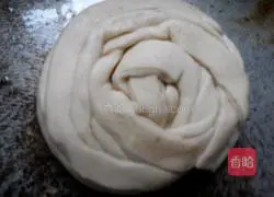 Illustration of how to make spiral noodle cake 9