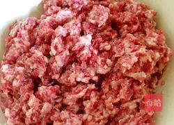 Illustration of how to make pork, mountain and celery dumplings 1