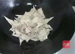  Illustration of how to make Xinjiang fried noodles 10