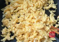 Illustration of how to make leek and egg dumpling filling 3