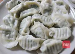 Illustration of how to make cabbage and pork dumplings 4