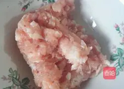 Illustration of how to make dumplings stuffed with dried pork stuffing 1