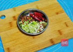 Illustration of how to make celery and shrimp dumplings 10