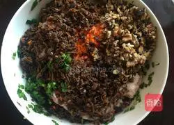 Illustration of how to make leek, mushroom and fungus dumplings 1