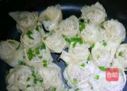 Illustration of how to make fried wontons in soup 1