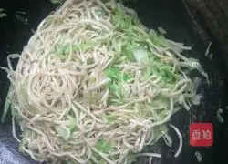 Illustration of how to make vegetarian fried noodles 3