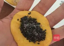 Illustration of how to make pumpkin pie with black sesame filling 6