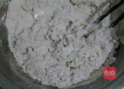 Illustration of how to make golden scallion ham cake 1