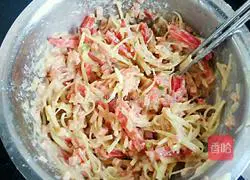 Illustration of how to make ham, potato and tomato cake 6