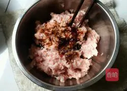 Illustration of how to make carrot, lotus root and pork dumplings 4