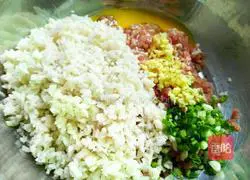 Illustration of how to make tomato sauce and lotus root cake 3