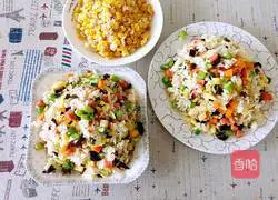 Illustration of how to make colorful egg fried rice 3