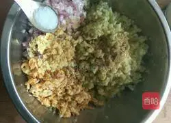 Dumplings...Illustration of how to make zucchini, egg and onion stuffing 8