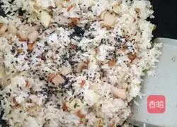 Illustration of how to make sesame raisin seafood fried rice 9