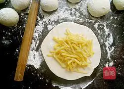 Illustration of how to make potato shredded pancakes 3