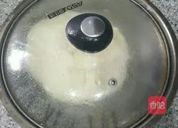 Pork, cabbage and fungus dumplings Illustration of how to make dumplings 2