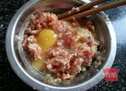 Illustration of how to make fresh meat and water chestnut wontons 6