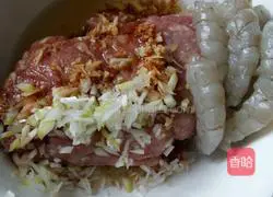 Illustration of how to make three fresh dumplings 1