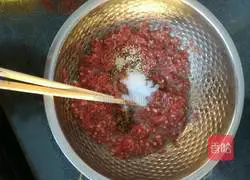 Illustration of how to make beef and pickled cabbage dumplings 2