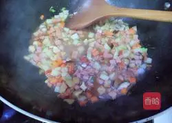 Illustration of how to make potato and ham braised rice 7
