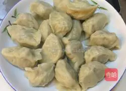 Illustration of making dumplings with sophora flower stuffing 16