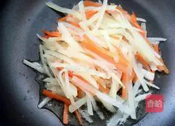 Illustration of how to make shredded potato egg pancakes 7