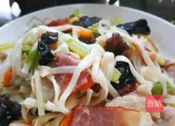 Illustration of making braised noodles with fungus, carrot and bacon 10